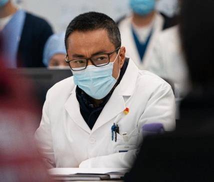 张译的脚,吴京的腰,张晋的眼,这些老戏骨的伤,让流量明星脸红_黄渤