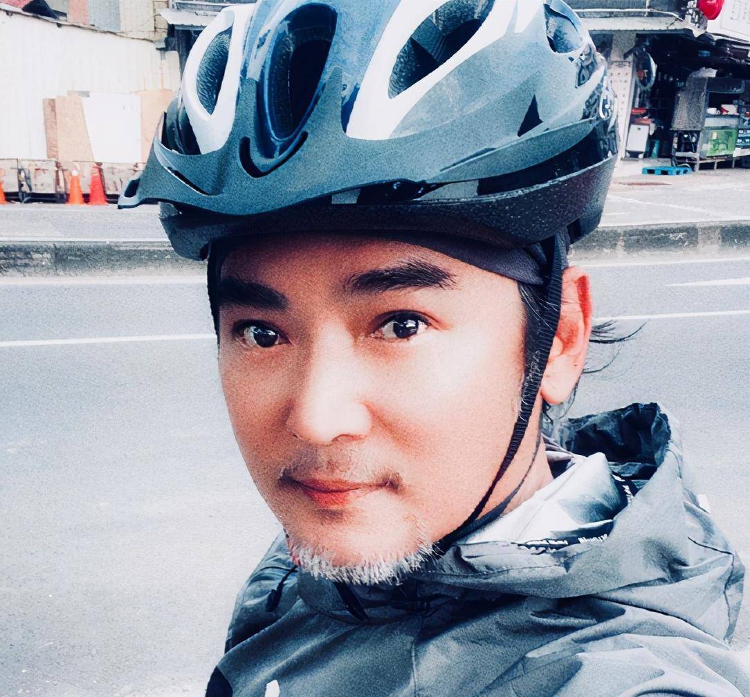 53岁焦恩俊晒照庆生,被爆家中陈设太寒酸!