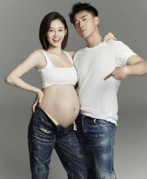 郑恺和老婆苗苗甜蜜出游,一家三口首次同框,面对镜头画风超幸福_网友