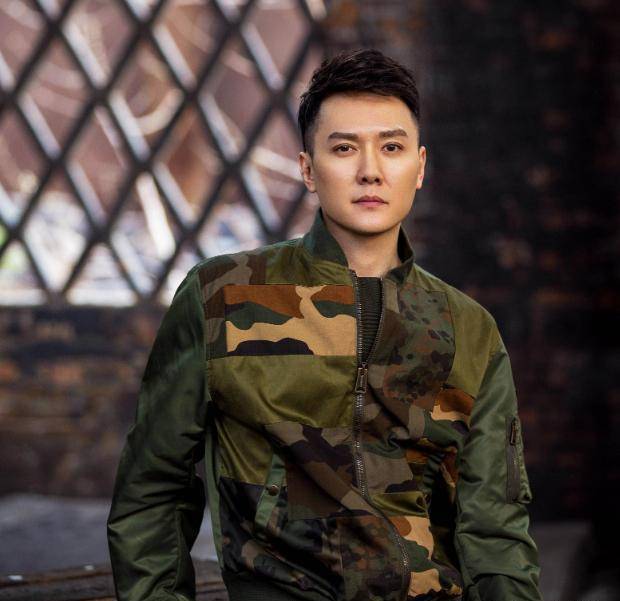 再加上聊天中的时间地点与冯绍峰几个月前的行程颇为吻合,又有"赵丽音