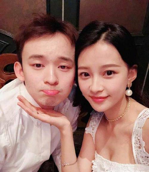 董子健夫妇现身机场,2人全程手牵手,孙怡大长腿十足抢镜!