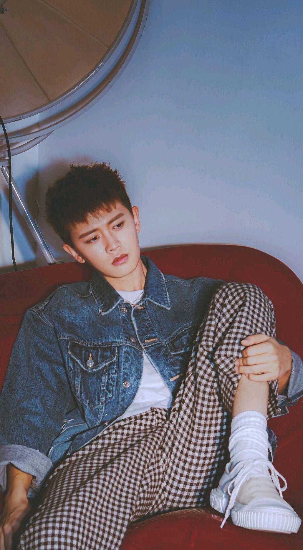 牛仔衣,是很多年轻人的首选,那么裤子的选择上又分好多种,像任嘉伦这