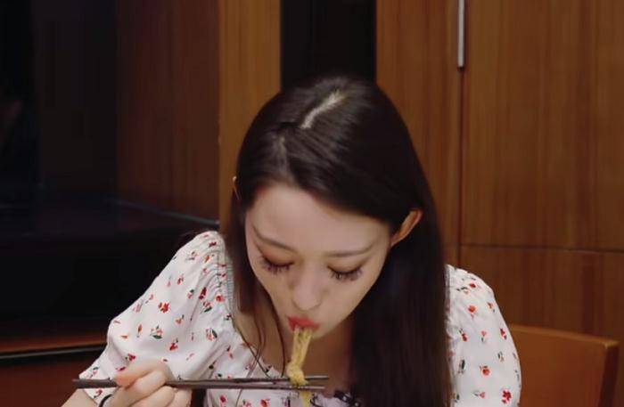 继迪丽热巴后,又一位女星成了"吃货",真吃假吃一目了然_吉娜爱丽丝