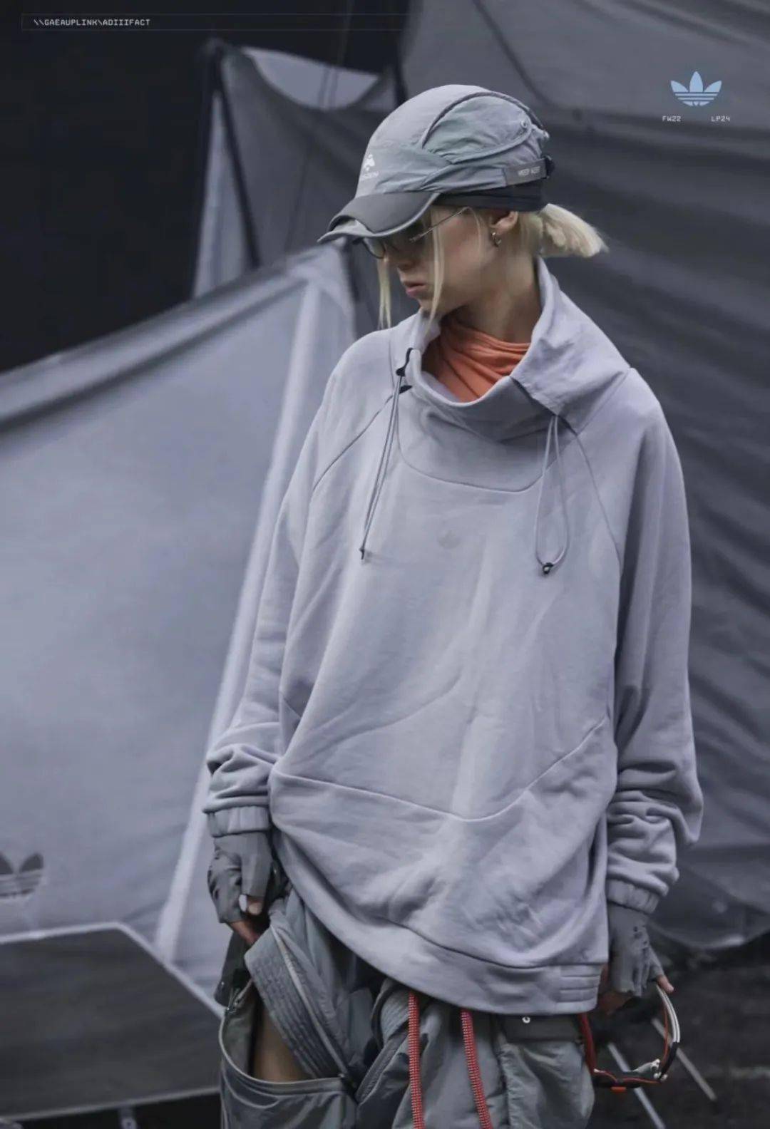 善用抽绳拉链和大廓形结合adidas一些标志性的三叶草logo打造羽绒和