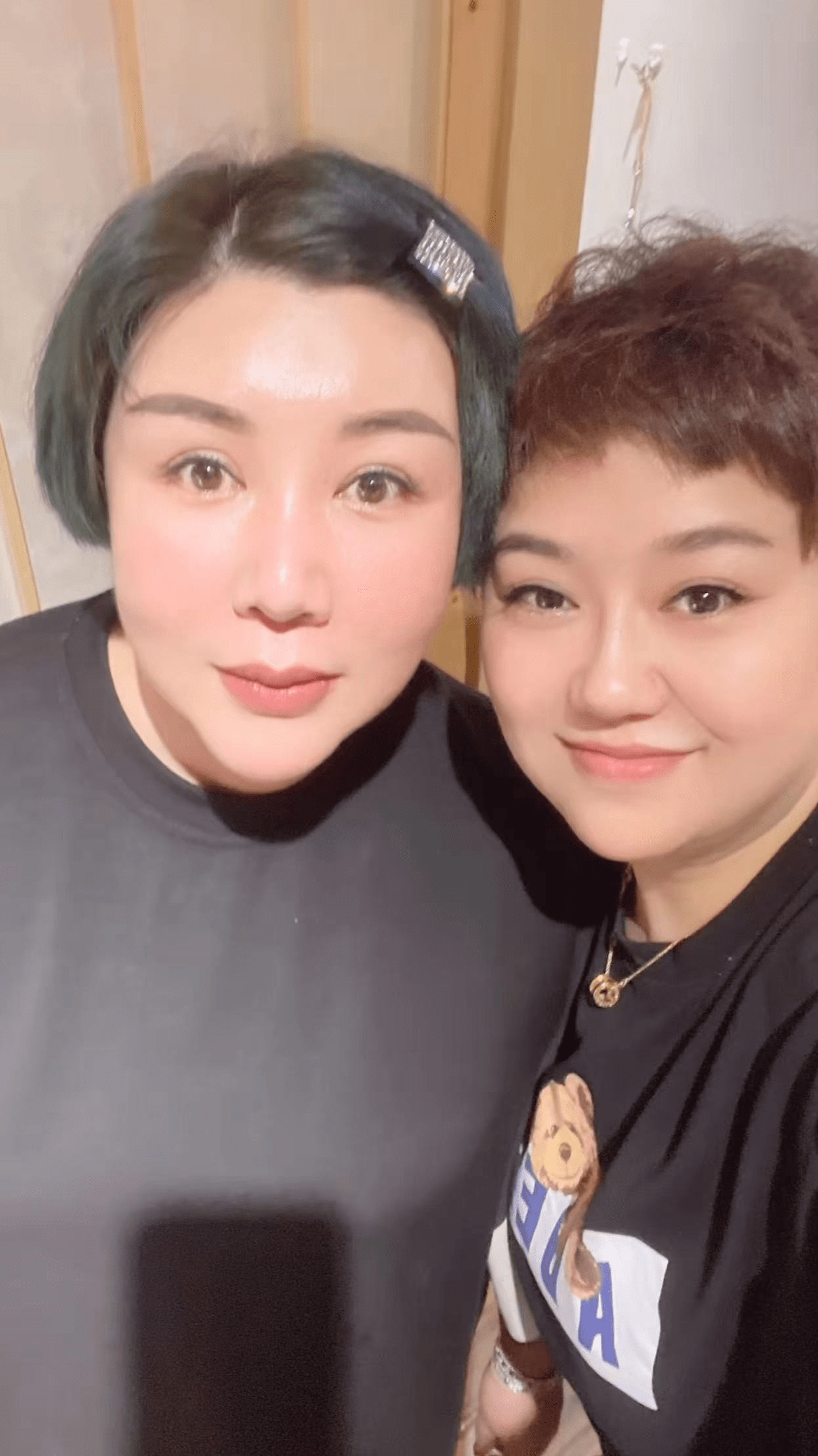 打耳洞时尚帅气,模样不太像父亲_王辉小_王惠难_孩子