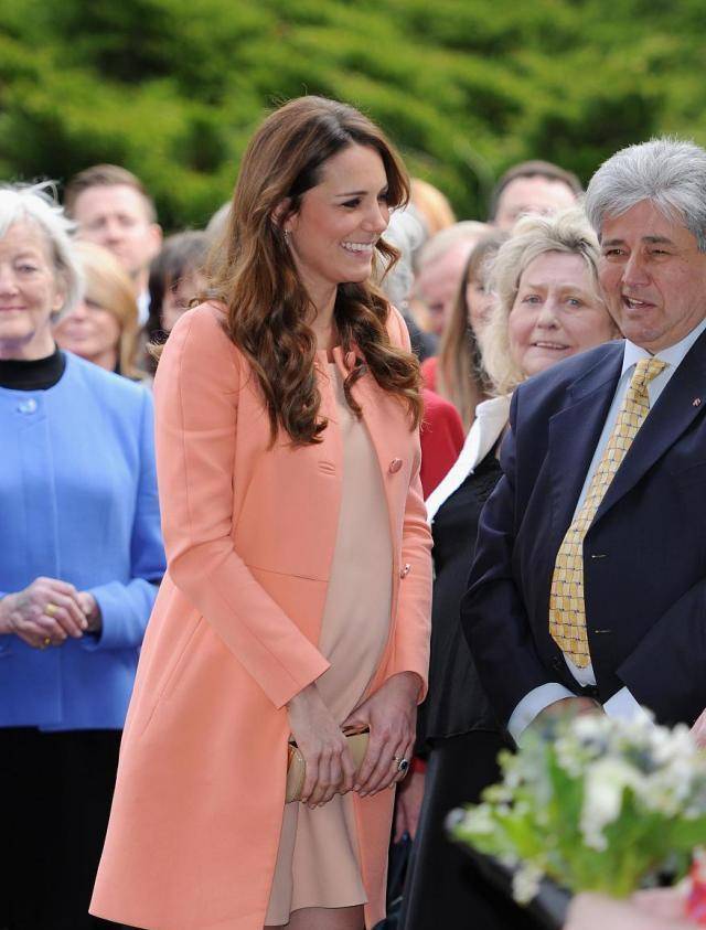 凯特王妃坦露,产后抱着乔治小王子第一次露面时,内心感到害怕_生产