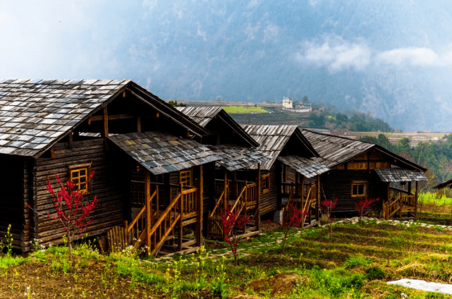 京族:京族的传统住房是草庐茅舍,京族人称之为"栏栅屋".