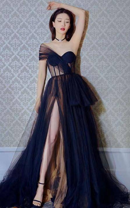 年末礼服盘点:大胆行身材李小冉,纯欲风倪妮,最惨baby_迪丽热巴_时尚