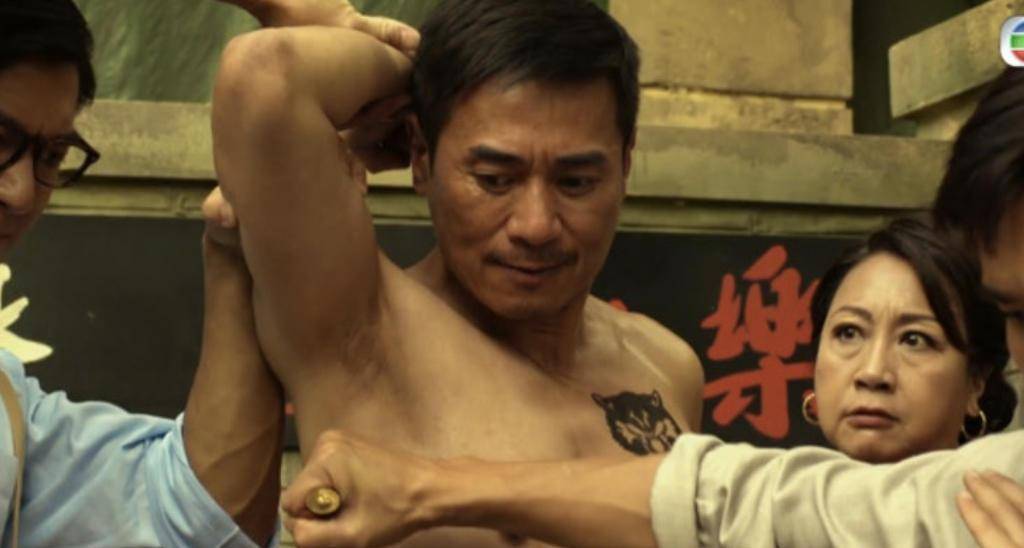 是一位龙武师,早在剧集《城寨英雄》中就可以看出欧瑞伟的满身肌肉