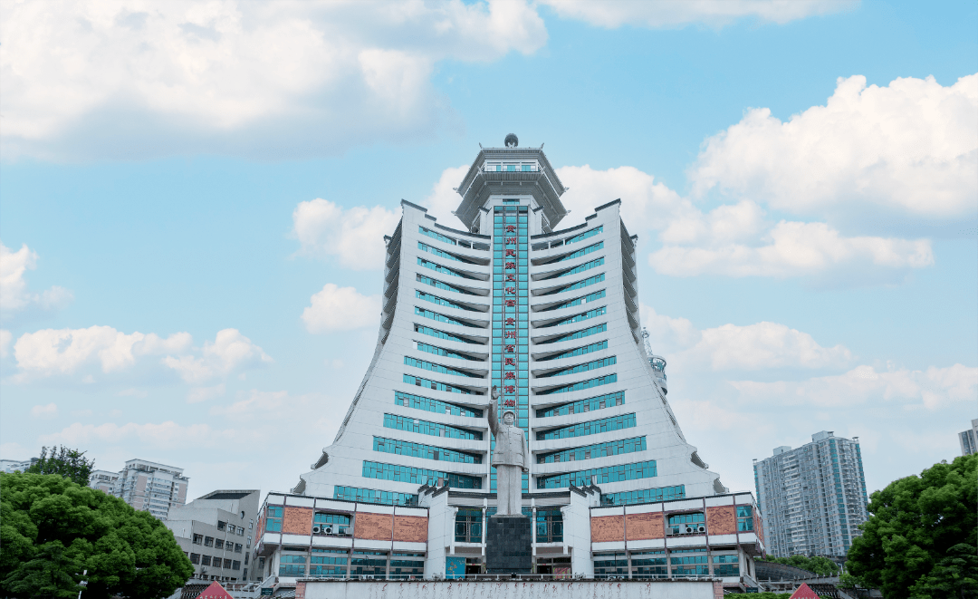 為三叉弧形堵式的建築——貴州省民族博物館,坐落在築城廣場,緊鄰南明