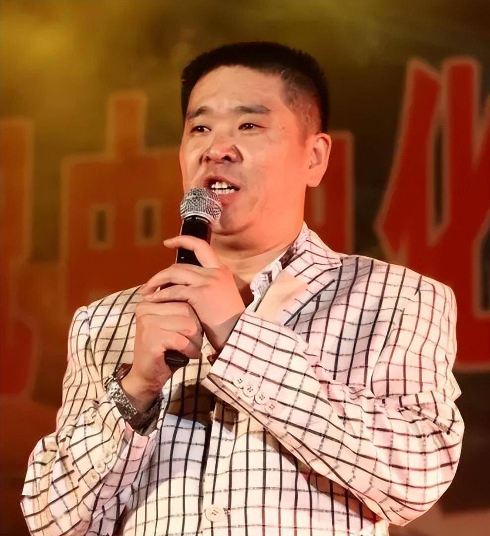 2004年,张小飞央视演出动作不雅被叫停,赵本山当场发飙表达不满_表演