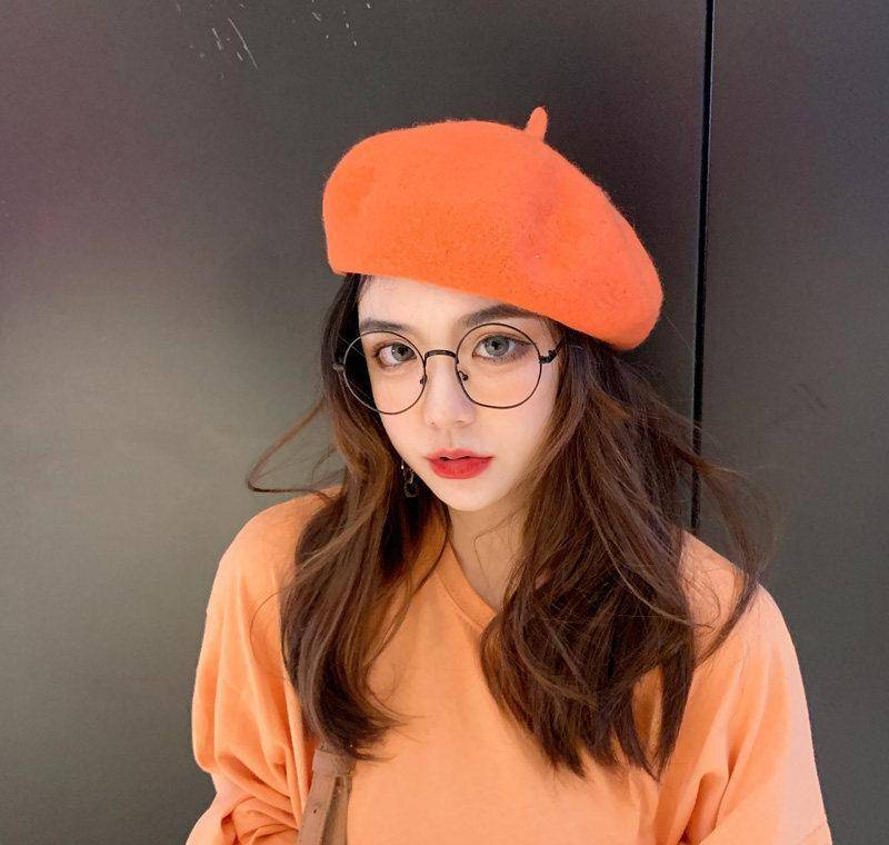 不同的戴法,会戴出不一样的风格和气质(1)正戴就是把帽子正面戴在发际
