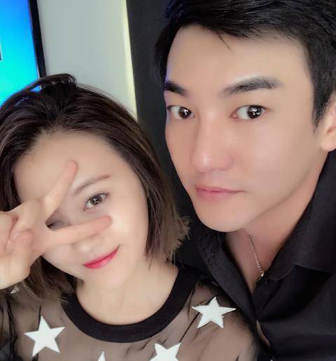 美琪遗照公开,好友换全黑头像,游乐王子悼念却晒自己跟女生合影