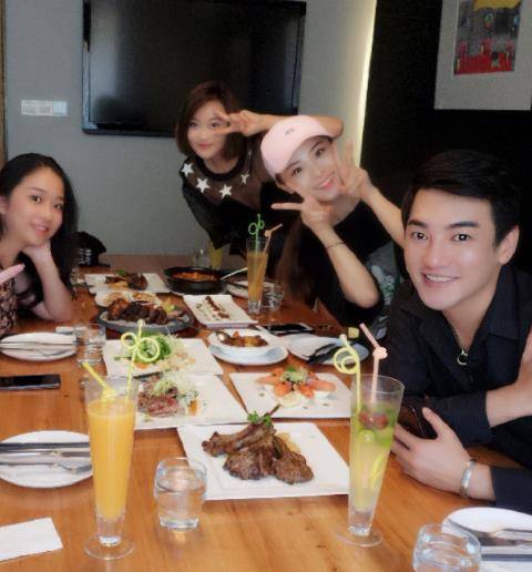 美琪遗照公开,好友换全黑头像,游乐王子悼念却晒自己跟女生合影