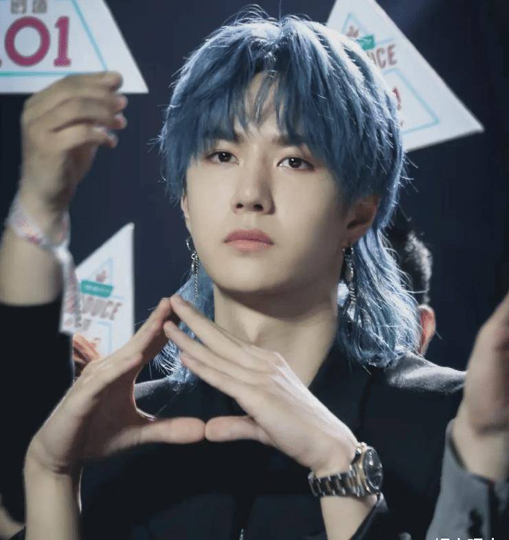 王一博活动生图被群嘲,身材臃肿脖子粗,部分粉丝吐槽举铁过度_服装