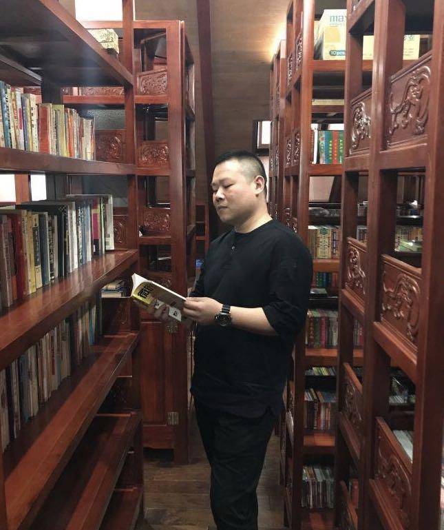 郭德纲说过:"我家的书房比剧场还大,你说得出来的书,我能立刻从书房拿