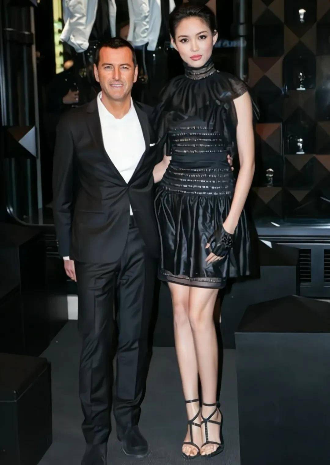 当佟大为和张梓琳一起合影了,很明显佟大为比张梓琳矮一点,事实上