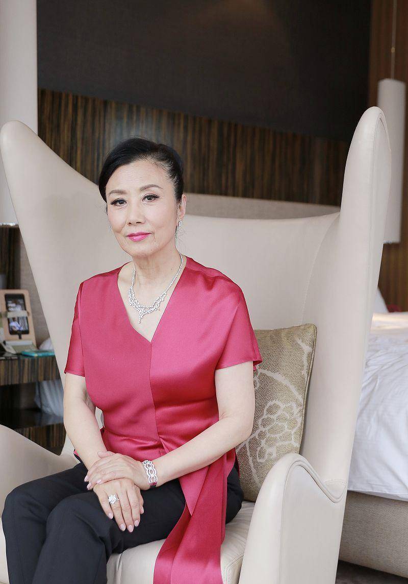 73岁汪明荃穿衣真高贵雅致,印花裙束腰系领结,轻奢造型太有品味_细节