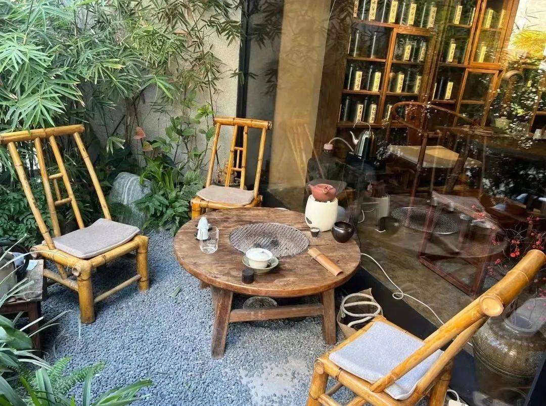 松花酿酒,春水煎茶.