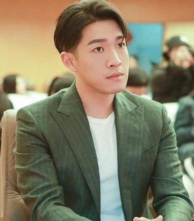 吕丽萍33岁儿子近照帅气,曾被父亲张丰毅嫌丑,还不如后爸负责_张博宇