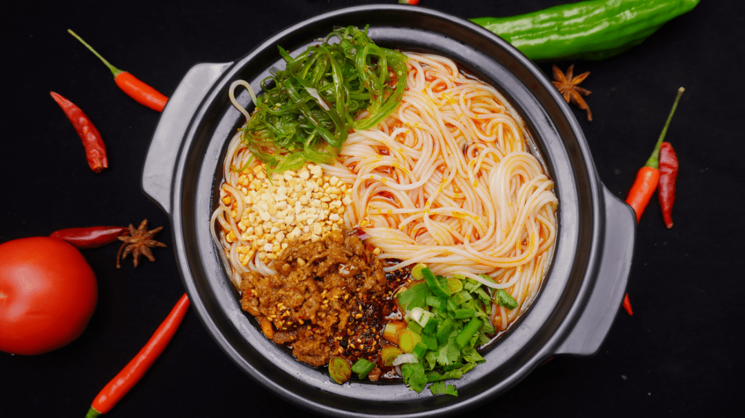 日喜尝酱香米线解馋攻略,必吃榜单出炉!_肉酱_配料_茄汁