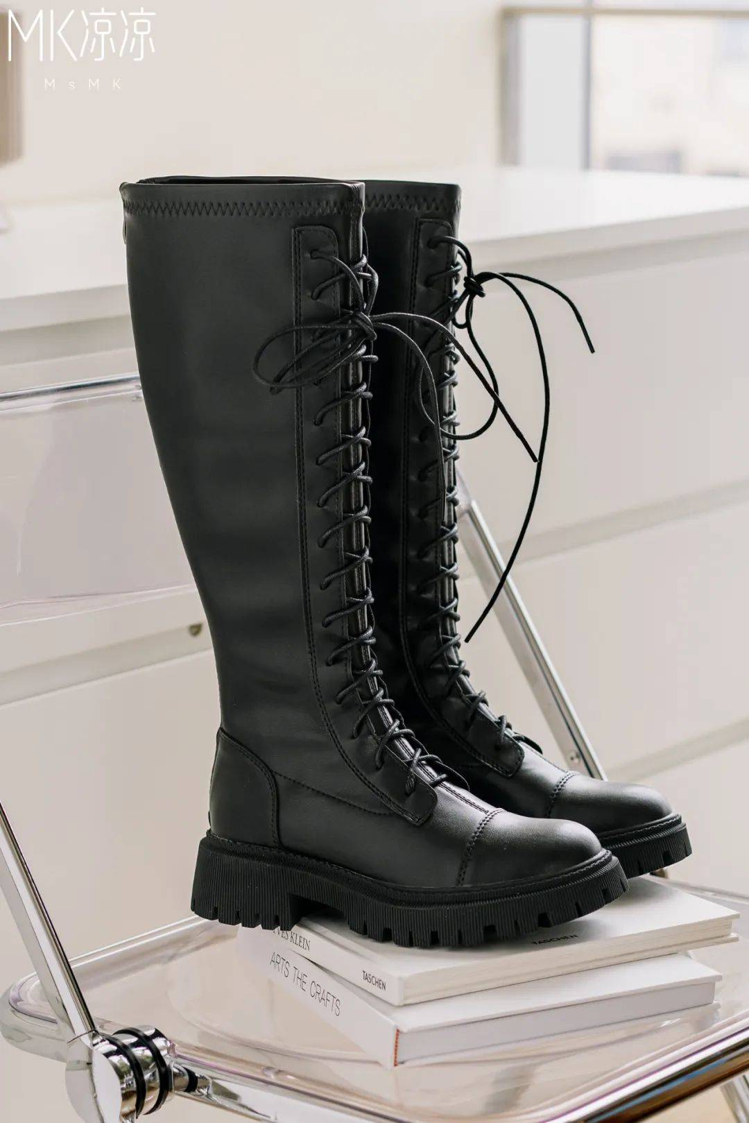 这双靴子最大特点就是它足足8cm的跟高,妥妥的矮子乐,搭配厚底粗跟不