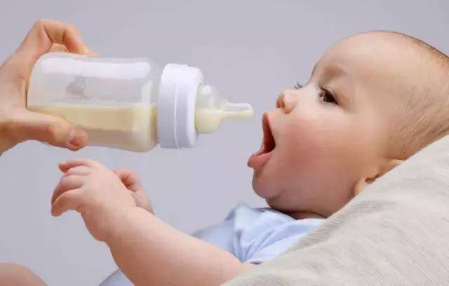 男婴被爸爸喂水后死亡！千万要记住,这个年龄段的宝宝不需要喂水