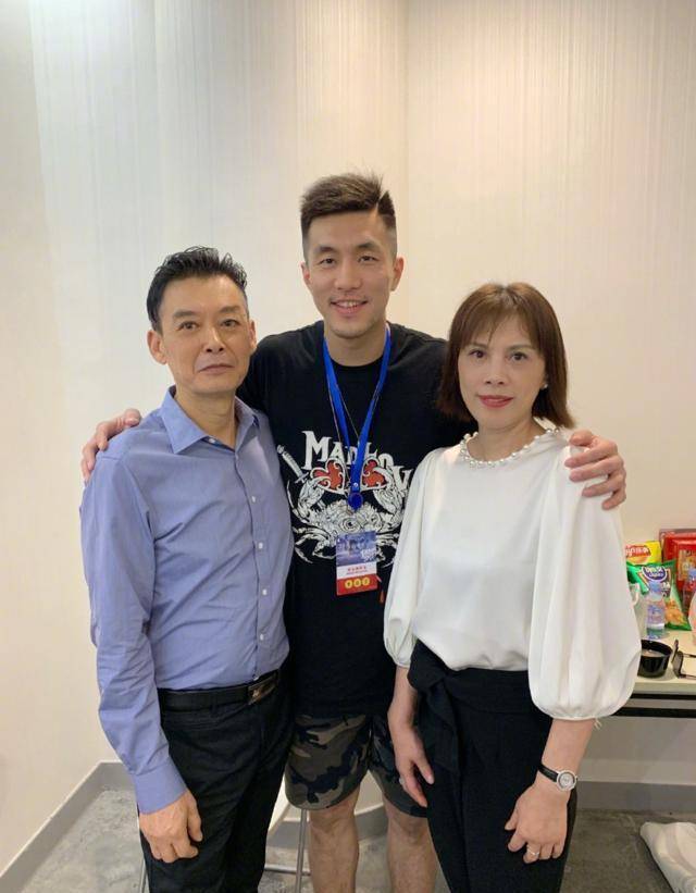 李易峰生日会与爸妈同框,一家三口高颜值,外婆惊喜现身身体硬朗_艾伦