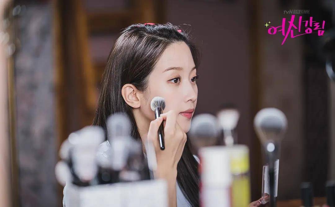 韩剧《女神降临》原著作者受关注,外貌身材出众,神似漫画女主角_网友