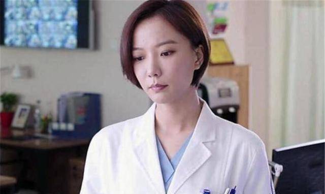 王珞丹是北影表演系的,跟几个著名的女艺人都是同班同学