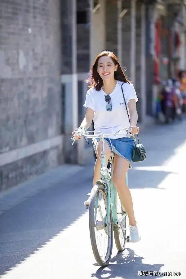 她7岁学武,梦想成为武打明星,奈何凭借"火辣身材"一炮而红_王智_武术