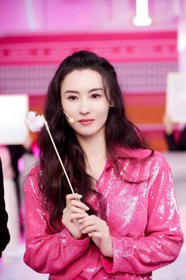 42岁张柏芝不低调了,穿玫红色亮片衬衫搭披肩长卷发,优雅女神范_身材