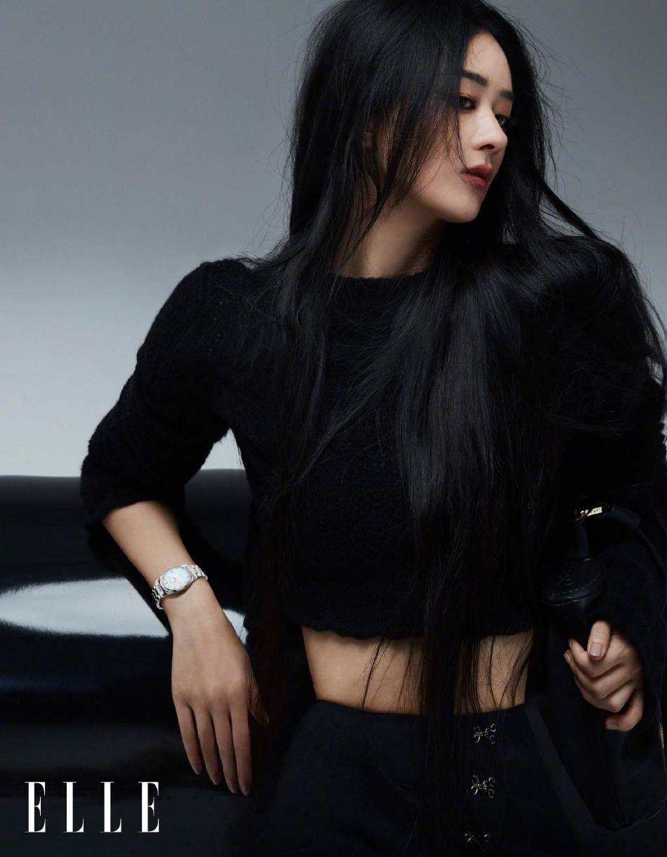 赵丽颖红黑写真超冷艳!雪肤玉貌身材曼妙太性感撩人_美得_黑色_造型