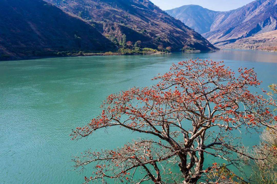 拉鲊古渡三春边地风光少,五月渡泸瘴病多.