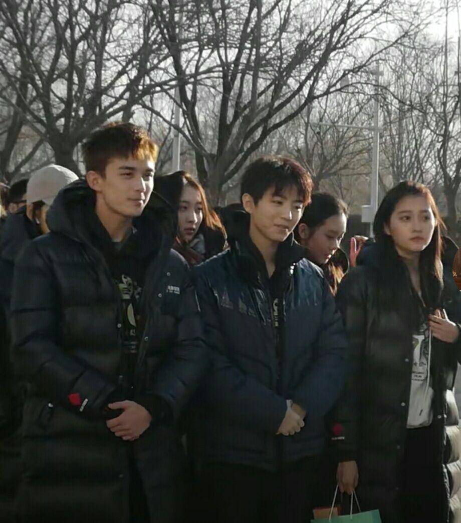 王俊凯,吴磊参加学校活动,当着老师面说悄悄话还一起拍照,好黏_开心