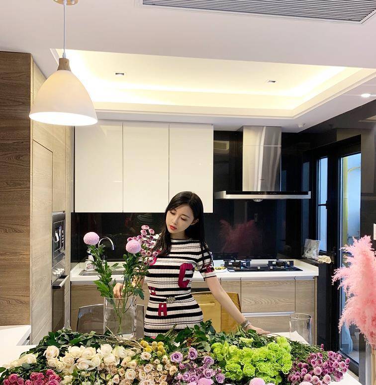 潘玮柏新婚妻子首露面,小14岁脸蛋显娇美,身材超正像漫画女主_luna