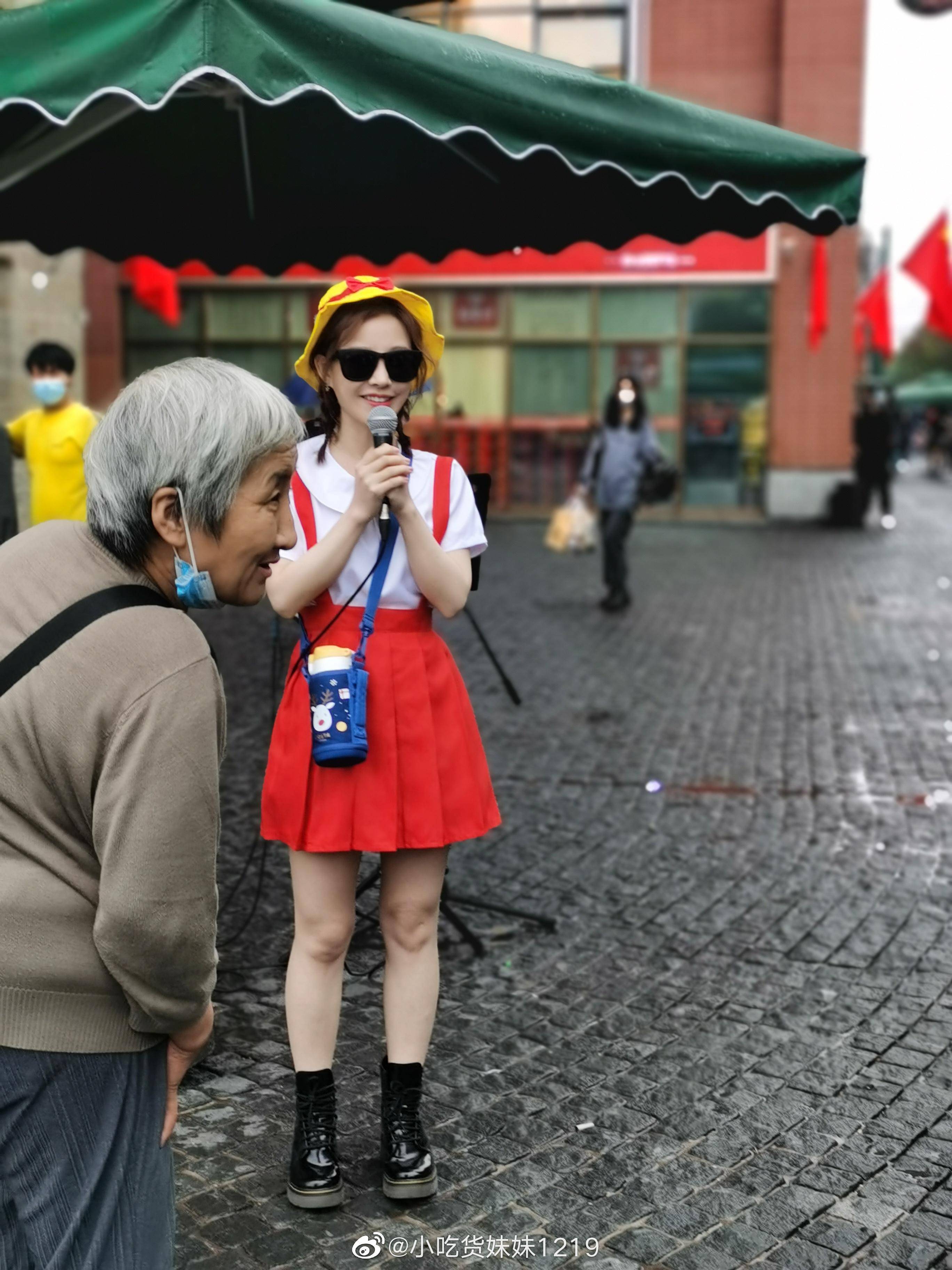 冯提莫收获奶奶粉几句歌直达老人内心紧缩眉头舒缓不少