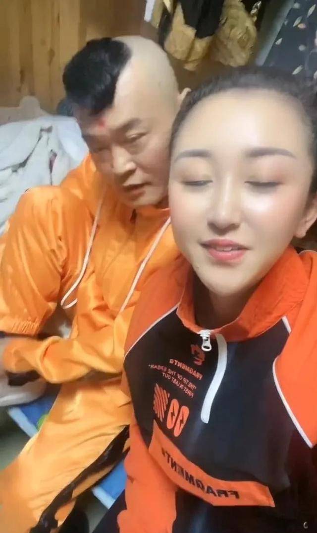 赵本山徒弟丫蛋直播间不小心说漏嘴,前夫王金龙也组建了新家庭_孙雪