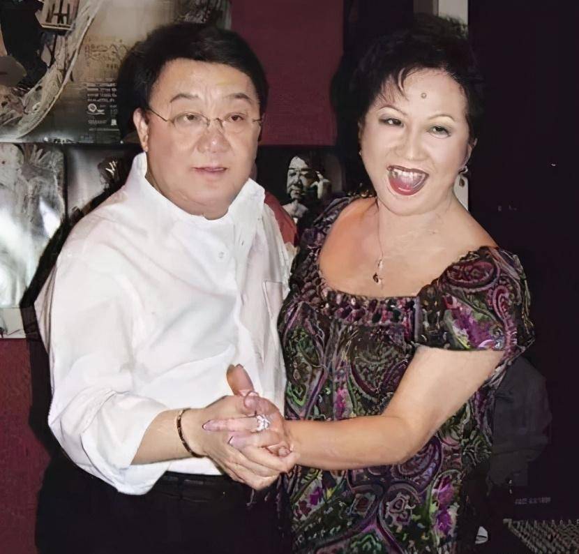 在上世纪七十年代时,薛家燕转行到主持人,与黎小田共同主持节目《家燕