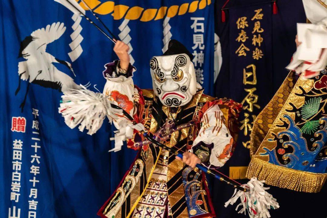 的石见神乐是日本的传统表演艺术形式,表演者的服饰与面具都鲜艳夸张