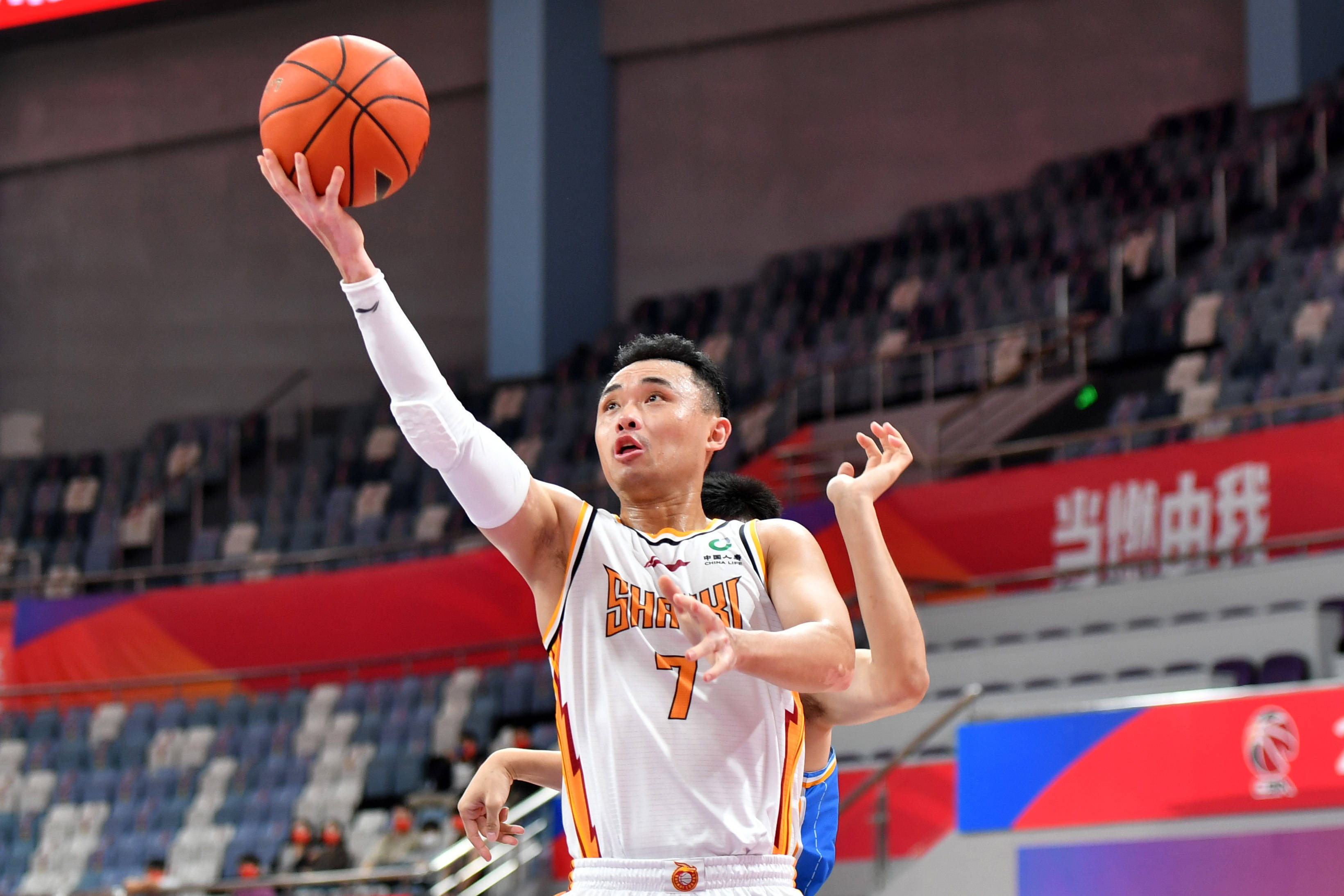 原帅末节7中6狂砍16分险拯救山西 最后2秒失绝平三分