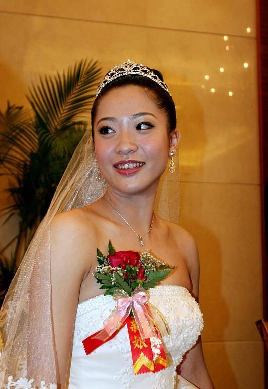 体操女神婚姻遭加入,丈夫朱芳雨抛妻弃子,她带俩孩子相依为命!