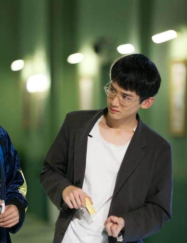 "正太面孔 举铁身材",脸与身材极不符合,白敬亭邓伦上榜_造型_时尚