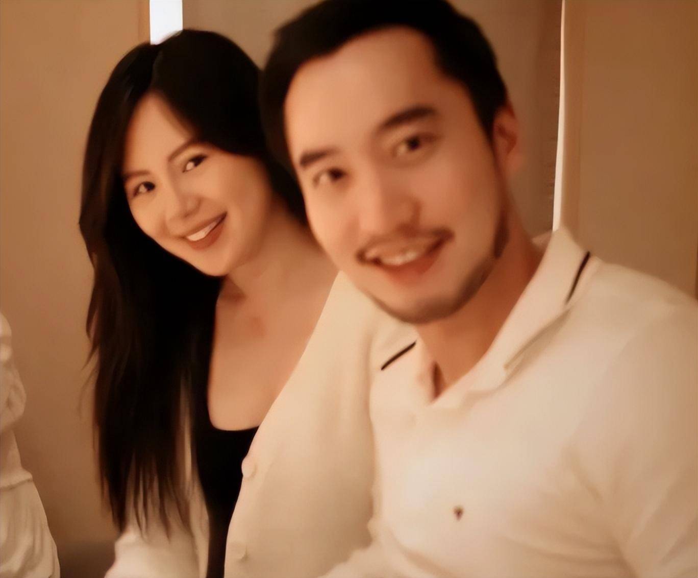 阿娇前夫赖弘国弹吉他给儿子上早教,老婆罕出镜,一家三口好幸福_郭虹