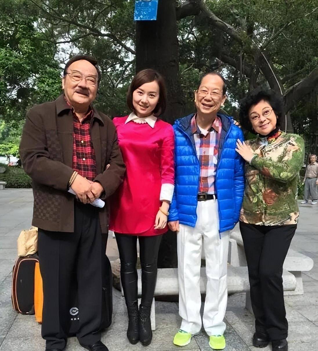 80岁的广州演员卢秋萍,戏里嫁给了卢海潮,现实中的丈夫是音乐人_花打