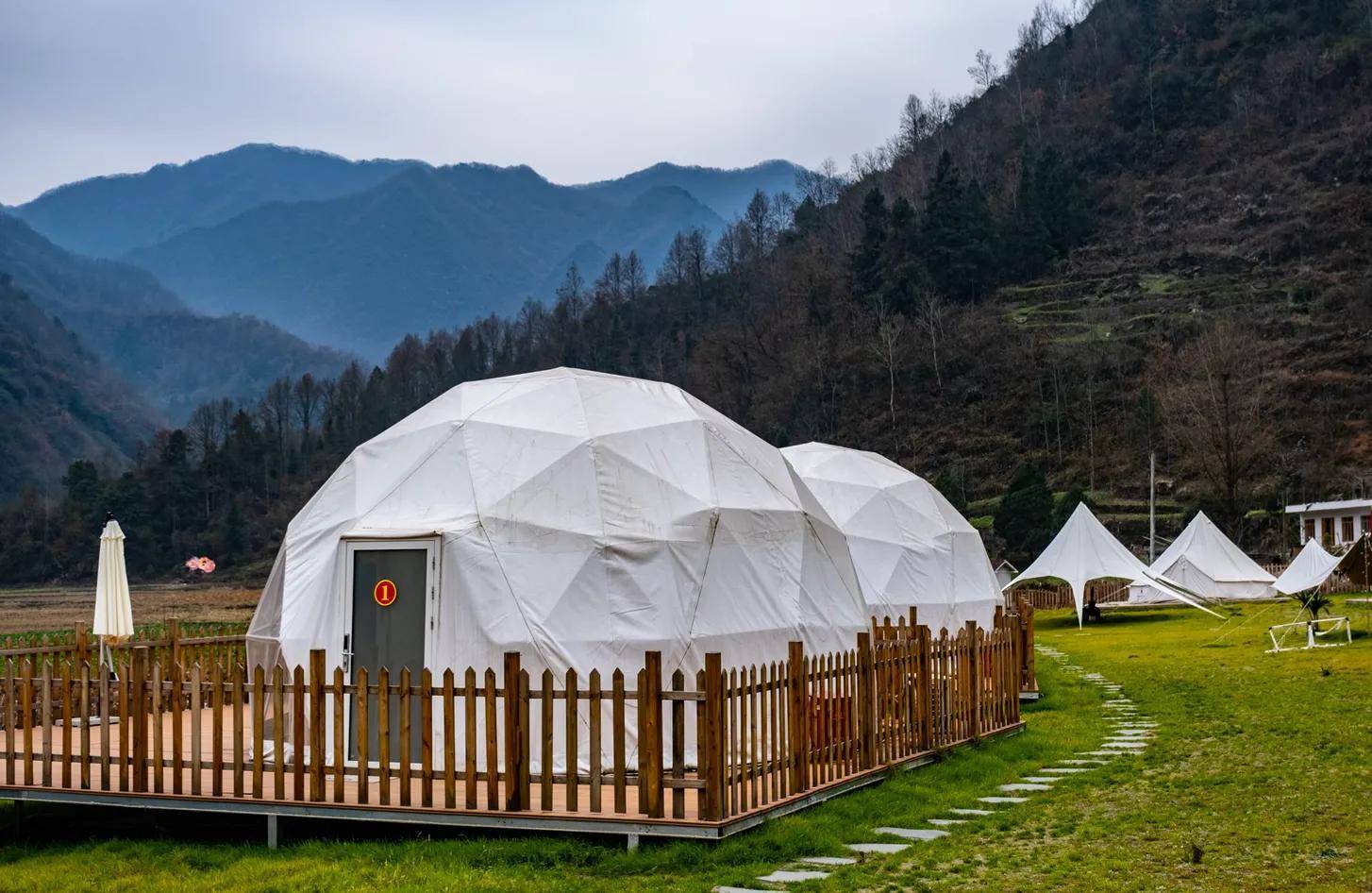 陕西旬阳水泉坪:两山夹峙间的壮美油菜田!_旅游_安康_地方
