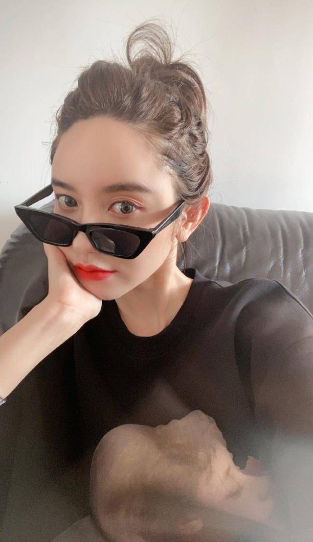 张大奕拍摄写真,扎丸子头戴墨镜,穿卫衣大玩下体失踪,无惧走光_黑色