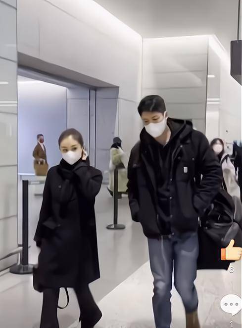 文从来不掩饰对男方的喜爱,经常在个人社交账号上晒出两人甜蜜合照