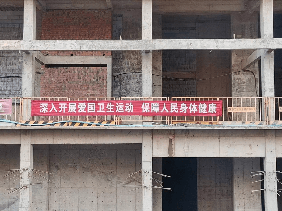 要求各建筑项目至少悬挂一条宣传横幅标语,给在建项目发放科普宣传