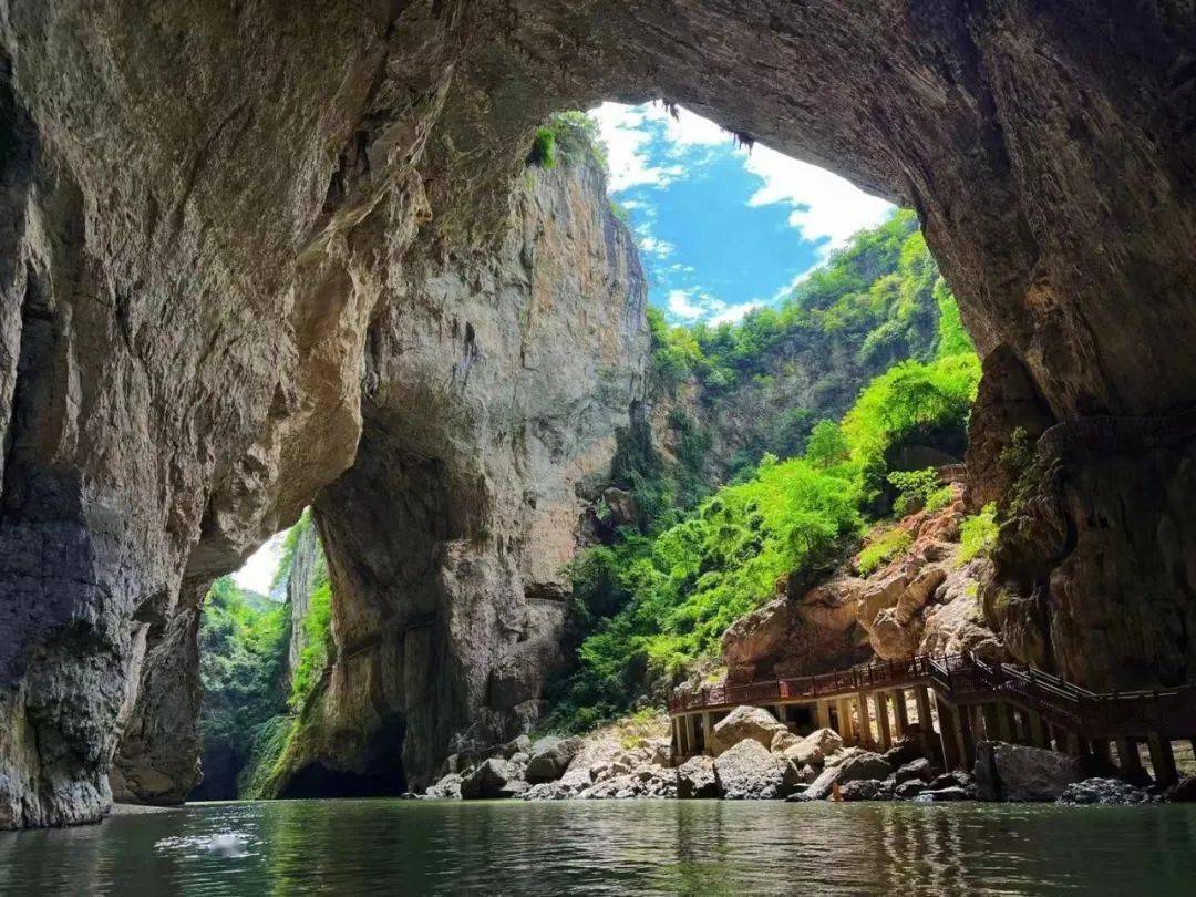 活动期间,游客在"一码游贵州"平台预约织金洞,九洞天景区门票可享受免